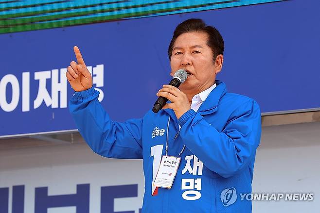 이재명 후보 지지 발언하는 정청래 (광주=연합뉴스) 조남수 기자 = 더불어민주당 정청래 골목골목 선대위 광주ㆍ전남위원장이 12일 오후 광주 동구 5·18민주광장에서 열린 광주시선대위 출정식에서 이재명 후보 지지 발언하고 있다. 2025.5.12 iso64@yna.co.kr