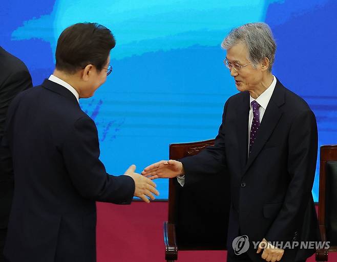 조희대 대법원장과 인사하는 이재명 대통령 (서울=연합뉴스) 이재명 대통령이 4일 서울 여의도 국회에서 열린 제21대 대통령 취임선서식에 입장해 조희대 대법원장과 인사하고 있다. 2025.6.4 [국회사진기자단] photo@yna.co.kr