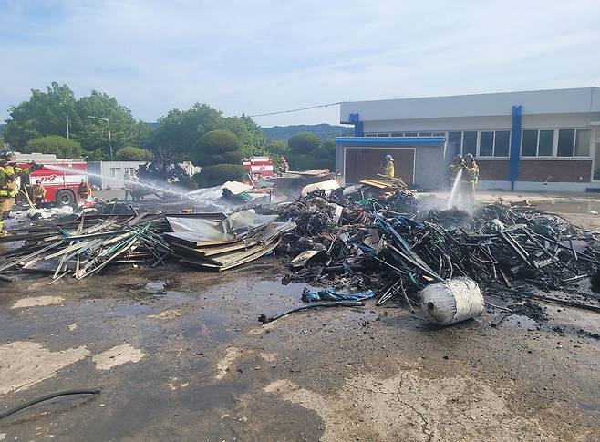 포항 유강정수장 폐건축자재 더미 불 진화 [경북소방본부 제공. 재판매 및 DB 금지]
