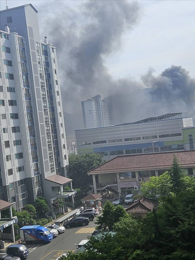포항 유강정수장 폐자재더미 불 [독자 제공. 재판매 및 DB 금지]