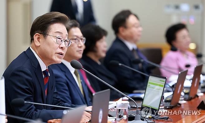이재명 대통령 국무회의 발언 (서울=연합뉴스) 홍해인 기자 = 이재명 대통령이 5일 서울 용산 대통령실 청사에서 열린 국무회의에서 발언하고 있다. 2025.6.5 [대통령실통신사진기자단] hihong@yna.co.kr