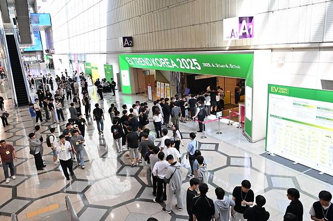 EV 트렌드 코리아 2025 입장 대기 줄 [EV 트렌드 코리아 주관기관 제공. 재판매 및 DB 금지]