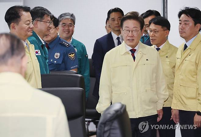 이재명 대통령, 안전치안점검회의 참석 (서울=연합뉴스) 한상균 기자 = 이재명 대통령이 5일 서울 용산 대통령실 청사 국가안전보장회의(NSC) 회의실에서 열린 안전치안점검회의에 입장하고 있다. 2025.6.5 xyz@yna.co.kr