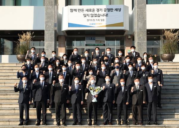 지난 2021년 10월 이재명 당시 경기도지사가 퇴임식 후 함께 근무했던 도청 공무원들과 기념촬영하고 있다./경기도 제공