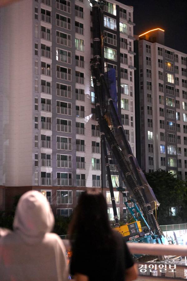 5일 저녁 용인시 서천마을 아파트 단지에 지하철 공사 중장비가 넘어지는 사고가 발생해 주민들이 대피하는 등 소동이 벌어졌다. 현재까지 인명피해는 없는것으로 알려졌다. 2025.6.5 /최은성기자 ces7198@kyeongin.com