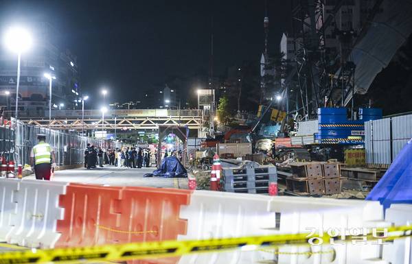 5일 용인시 서천마을 아파트 단지에 지하철 공사 중장비가 넘어지는 사고가 발생해 주민들이 대피하는 등 소동이 벌어졌다. 현재까지 인명피해는 없는 것으로 알려졌다. 2025.6.5 /최은성기자 ces7198@kyeongin.com