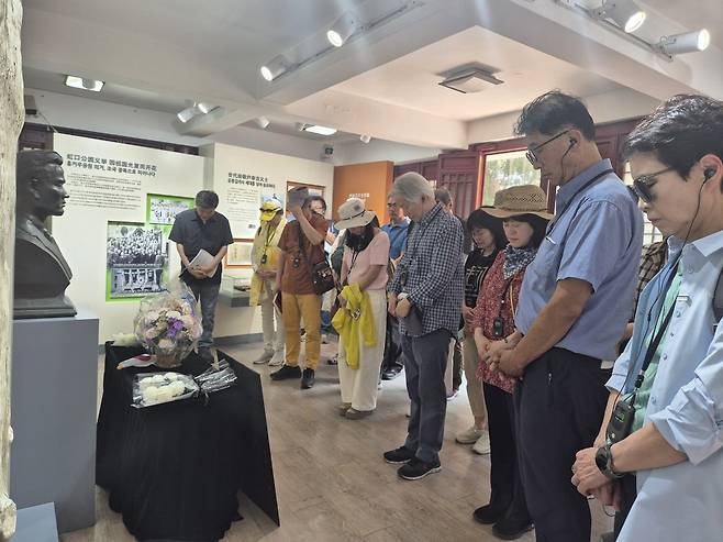 ▲ 3일 오후 중국 상하이 윤봉길 기념관에 들어간 인천시민답사단이 윤봉길 동상 앞에서 묵념을 하고 있다.