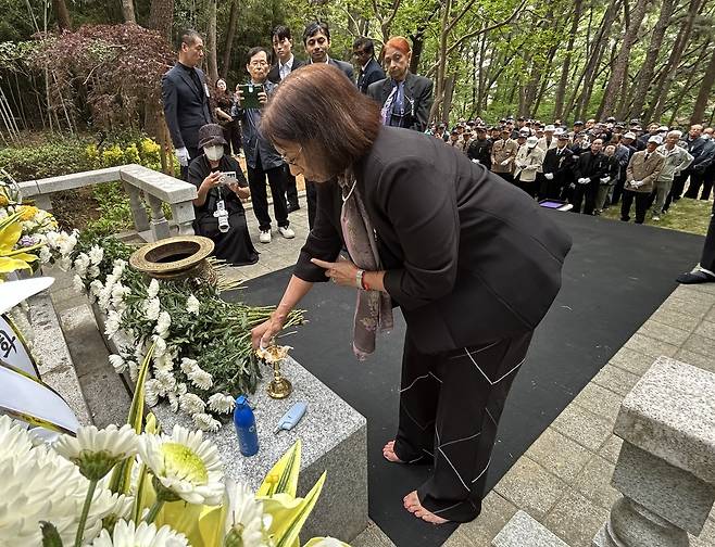6일 대구 수성구 범어동 나야 대령 기념비에서 열린 ‘나야 대령 기념비 참배식’에 참석한 고(故) 우니 나야 대령의 딸인 파바시 모한씨가 부친의 넋을 기리고 있다. /황인무기자