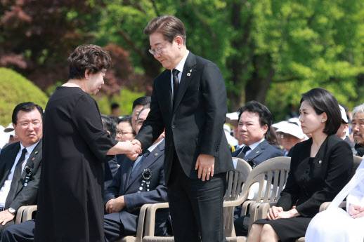 이재명 대통령이 6일 서울 동작구 국립서울현충원에서 열린 70회 현충일 추념식에서 6·25 전쟁 전사자 고(故) 송영환 일병의 딸 송재숙 씨가 편지 낭독 뒤 자리로 돌아오자 위로하고 있다. (사진=연합뉴스)