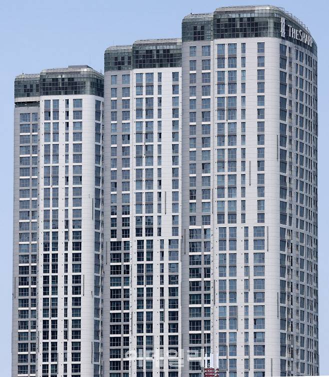 [이데일리 방인권 기자] 제70회 현충일인 6일 서울의 한 신축 주상복합 건물에 태극기를 게양 할 수있는 게양대가 설치되지 않아 태극기가 보이지 않고 있다.