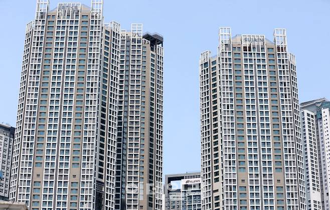 [이데일리 방인권 기자] 제70회 현충일인 6일 서울의 한 신축 주상복합 건물에 태극기를 게양 할 수있는 게양대가 설치되지 않아 태극기가 보이지 않고 있다.