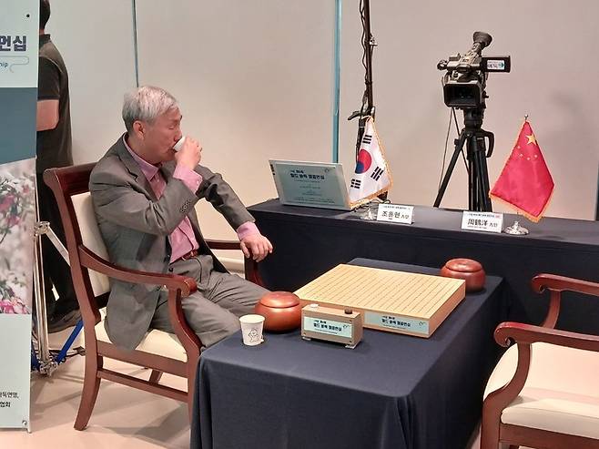 '바둑 황제' 조훈현 9단이 일찌감치 대국장에 도착해 상대를 기다리고 있다.(신안에서 MHN 엄민용 선임기자)