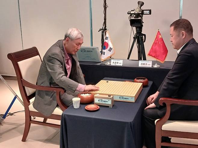 조훈현 9단이 16강전에서 첫 수를 반상에 내려놓고 있다.(신안에서 MHN 엄민용 선임기자)