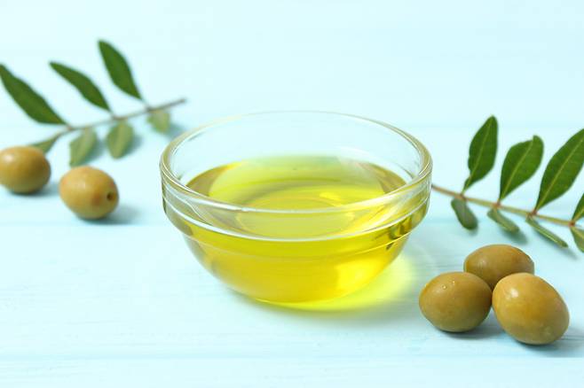 열을 가하지 않은 올리브 오일을 매일 섭취하면 그 속에 풍부하게 들어있는 비타민E와 폴리페놀 성분 때문에 피부를 보호할 수 있다. [사진= 게티이미지뱅크]