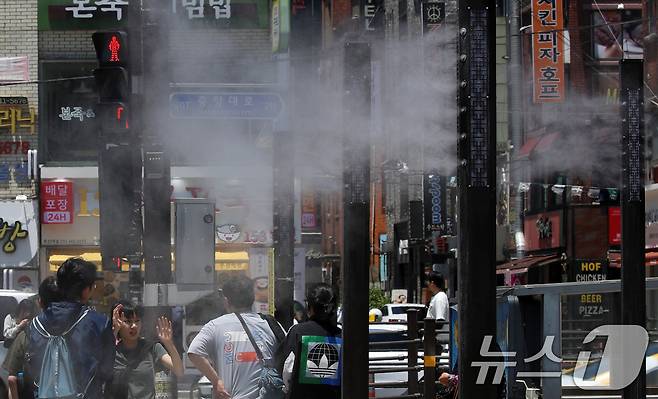 부산 동구 부산역 앞을 지나는 시민과 관광객들 사이로 쿨링포그가 가동되고 있다. 2025.6.4/뉴스1 ⓒ News1 윤일지 기자