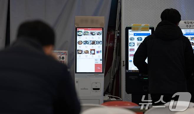 서울 시내의 한 식당에서 손님들이 키오스크를 이용하고 있다. ⓒ News1 이승배 기자