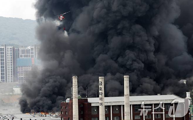 17일 오전 7시 11분 광주 광산구 소촌동 금호타이어 광장공장에서 화재가 발생해 소방당국이 진화 작업을 하고 있다 2025.5.17/뉴스1 ⓒ News1 김태성 기자