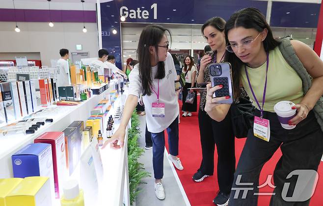 28일 서울 강남구 코엑스에서 열린 ‘2025 서울국제화장품미용산업박람회, 국제건강산업박람회(코스모뷰티서울, 헬스&뷰티위크)’를 찾은 외국인 관람객이 화장품을 살펴보고 있다.2025.5.28/뉴스1 ⓒ News1 박세연 기자
