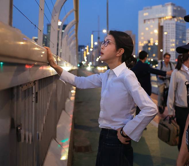 김건희 여사가 '세계 자살 예방의 날'을 맞아 서울 마포대교에서 난간의 와이어를 살펴보고 있다. (대통령실 제공) 2024.9.10/뉴스1