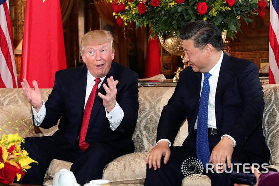 2017년 4월 6일(현지시간) 도널드 트럼프 미국 대통령과 시진핑 중국 국가주석이 플로리다 주 팜비치의 마러라고 별장에서 나란히 앉아 얘기를 나누고 있다. ⓒ 로이터=뉴스1 ⓒ News1 우동명 기자