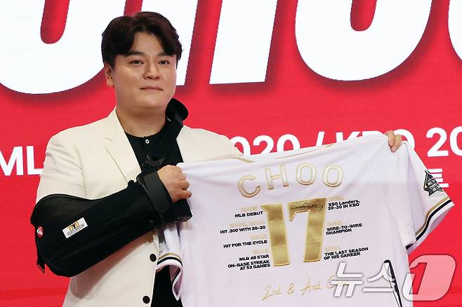 SSG 랜더스 추신수가 7일 오후 인천 연수구 경원재 앰배서더 호텔에서 열린 '은퇴 기자회견'에서 은퇴 기념유니폼과 함께 기념촬영을 하고 있다. 2024.11.7/뉴스1 ⓒ News1 황기선 기자