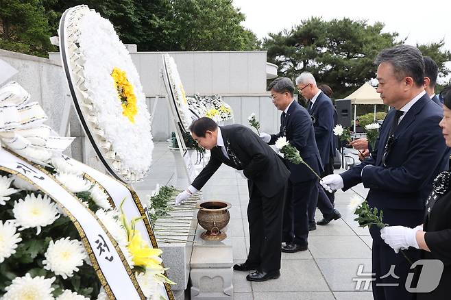 6일 오전 진천군 충혼탑에서 진천군 관계자들이 70회 현충일 추념식을 하고 있다.(진천군 제공, 재판매 및 DB금지)/뉴스1