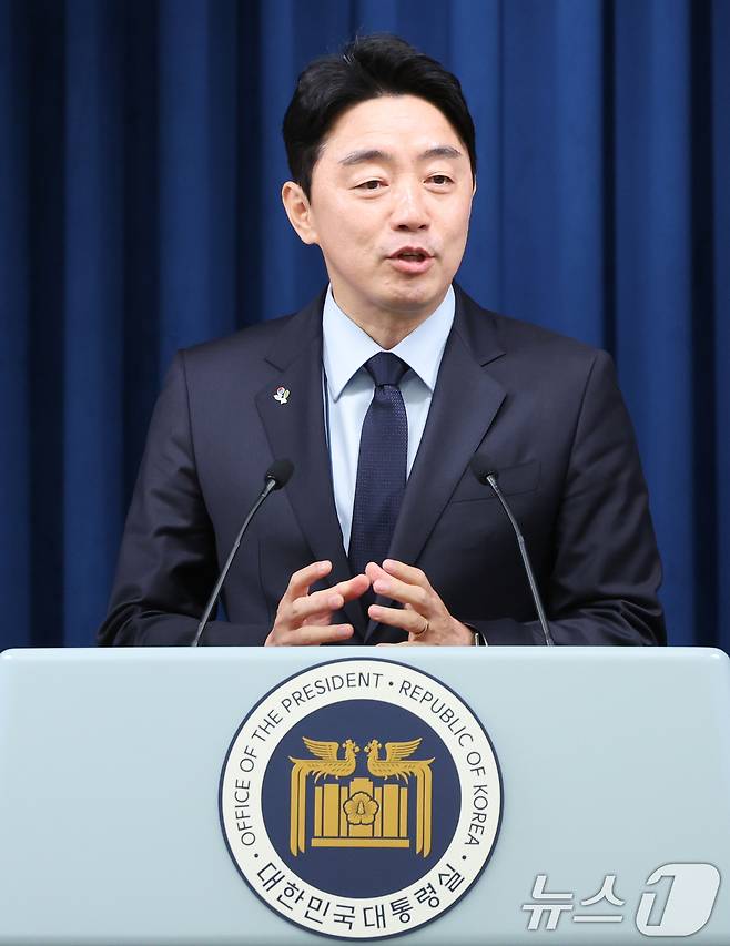 강훈식 대통령 비서실장이 5일 서울 용산구 대통령실 청사 브리핑룸에서 출입기자들과 만나 발언하고 있다. 2025.6.5/뉴스1 ⓒ News1 허경 기자