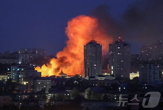 6일(현지시간) 우크라이나 수도 키이우에서 러시아의 드론 공격으로 인한 불길이 치솟고 있다. 2025.06.06. ⓒ 로이터=뉴스1 ⓒ News1 이지예 객원기자