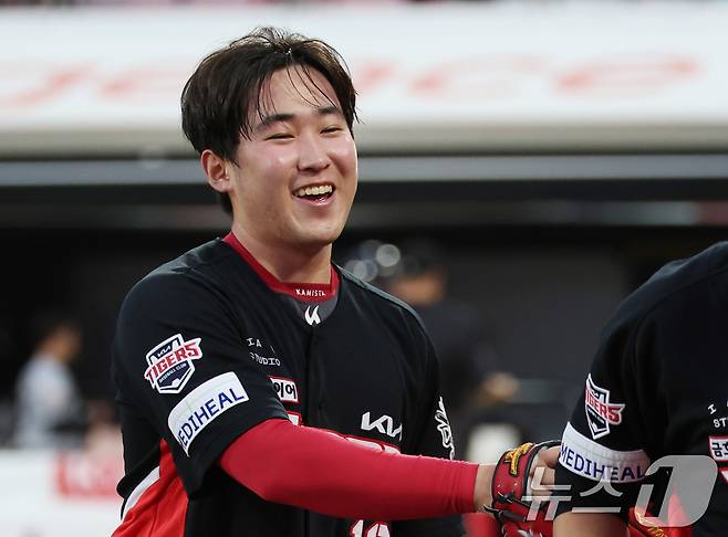 20일 오후 수원KT위즈파크에서 열린 2025 신한 SOL뱅크 KBO리그 KT위즈와 KIA 타이거즈의 경기에서 3회말 이닝을 마친 KIA 윤영철이 미소를 지으며 더그아웃으로 들어서고 있다. 2025.5.20/뉴스1 ⓒ News1 박지혜 기자