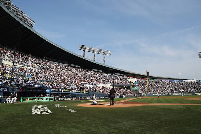 현충일인 6일 서울 잠실야구장에서 열린 프로야구 롯데 자이언츠와 두산 베어스의 경기가 관중들로 가득 차 있다. 사진 | 연합뉴스