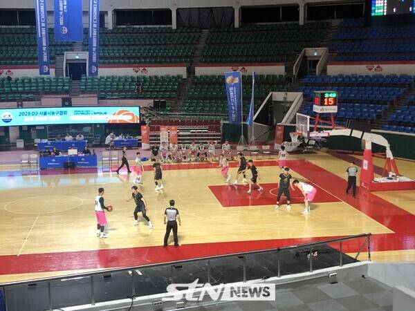 2025 D3 서울시농구협회 BDR 동호회 최강전 4강 MI와 제이크루 간의 경기 모습. 잠실=사진┃이형주 기자