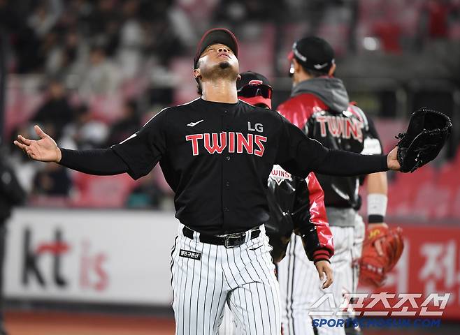 2일 수원 KT위즈파크에서 열린 LG-KT전. LG 선발투수 에르난데스가 1회 무려 8실점한 후 강판당하고 있다. 에르난데스가 안타까운 표정으로 하늘을 바라보고 있다. 수원=정재근 기자 cjg@sportschosun.com/2025.4.2/