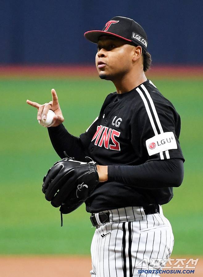 9일 서울 고척스카이돔에서 열린 키움 히어로즈와 LG 트윈스의 경기. LG 에르난데스가 숨을 고르고 있다. 고척=박재만 기자 pjm@sportschosun.com/2025.04.09/