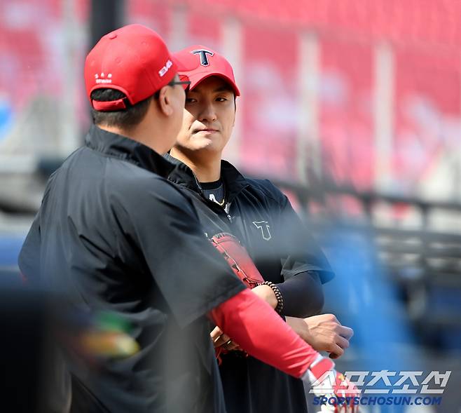 14일 광주KIA챔피언스필드에서 열린 롯데와 KIA의 경기, KIA 김도현이 이범호 감독과 이야기를 나누고 있다. 광주=허상욱 기자wook@sportschosun.com/2025.05.14/