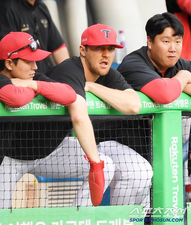 소중한 오른손을 보호하기 위해 덥지만 두꺼운 슬라이딩 글러브를 끼고 나타난 네일.