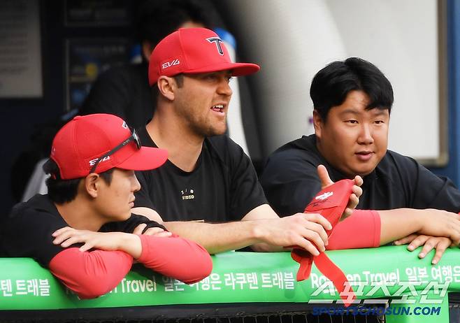 더운 날씨 네일은 결국 1이닝도 유지 못하고 글러브를 벗었다.