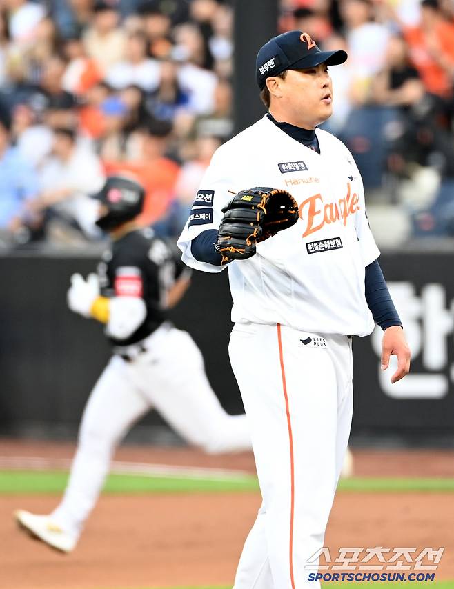 안현민에 선제 솔로홈런을 허용한 류현진