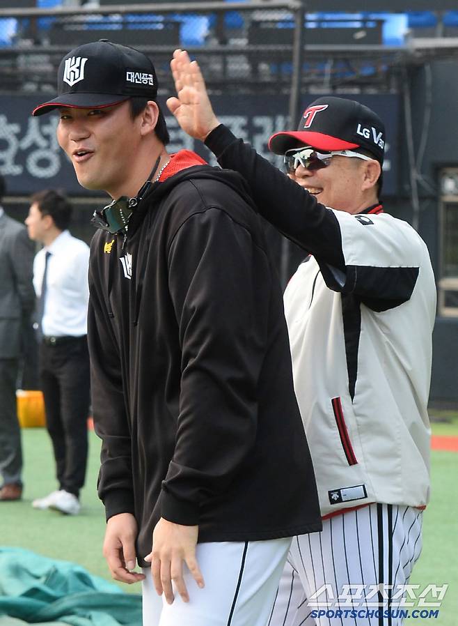 2017년 9월 19일 경기 전 인사를 나누는 KT 장성우와 LG 감독 시절의 양상문 코치. 스포츠조선DB