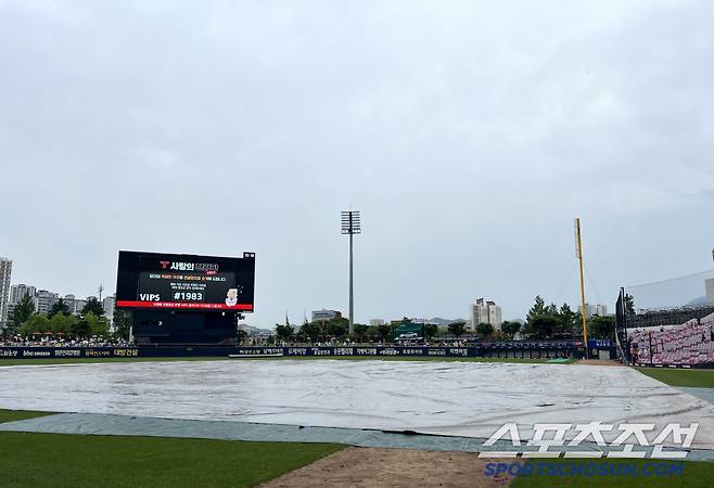6일 광주 KIA챔피언스필드에서 열린 한화와 KIA의 경기, 경기를 앞두고 그라운드에 비가 내려 방수포가 깔려 있다. 광주=허상욱 기자wook@sportschosun.com/2025.06.06/