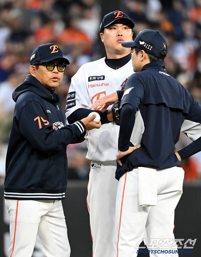 5일 대전 한화생명볼파크에서 열린 KT와 한화의 경기, 4회초 2사 만루 한화 류현진이 KT 안현민 타석을 앞두고 몸의 이상을 호소하며 교체되고 있다. 대전=허상욱 기자wook@sportschosun.com/2025.06.05/