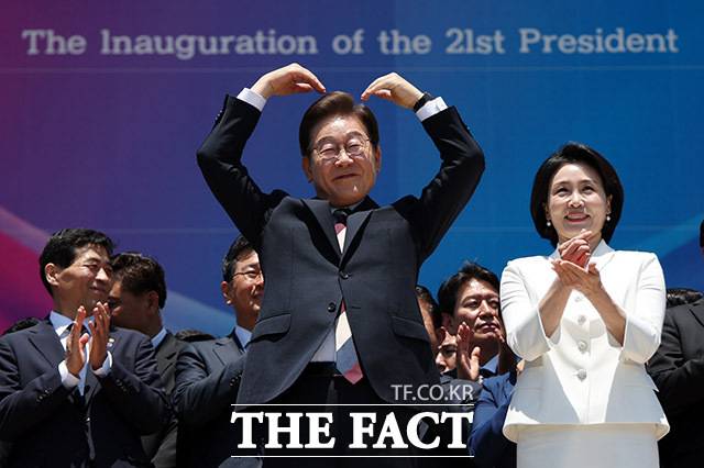 21대 대선에서 당선된 이재명 대통령이 앞으로 5년간 국정을 운영한다. 사진은 이 대통령과 부인 김혜경 여사가 지난 4일 오전 서울 여의도 국회 로텐더홀에서 취임 선서를 마치고 나와 잔디광장에 모인 시민들을 향해 하트를 만들어 보이는 모습. /국회사진기자단