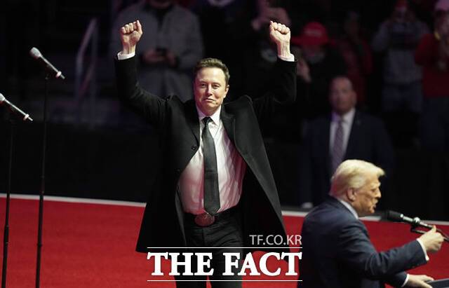 도널드 트럼프 미국 대통령의 연방 정부 계약 취소 위협에 반발해 스페이스X의 드래건 우주선을 철수하겠다던 일론 머스크 테슬라·스페이스X 최고경영자(CEO)가 불과 몇 시간 만에 이 같은 입장을 번복했다. 일론 머스크 테슬라 최고경영자(CEO)가 지난 1월19일(현지 시간) 워싱턴에서 열린 대통령 취임식 전야 집회에 참석해 인사하고 있다. /워싱턴=AP.뉴시스