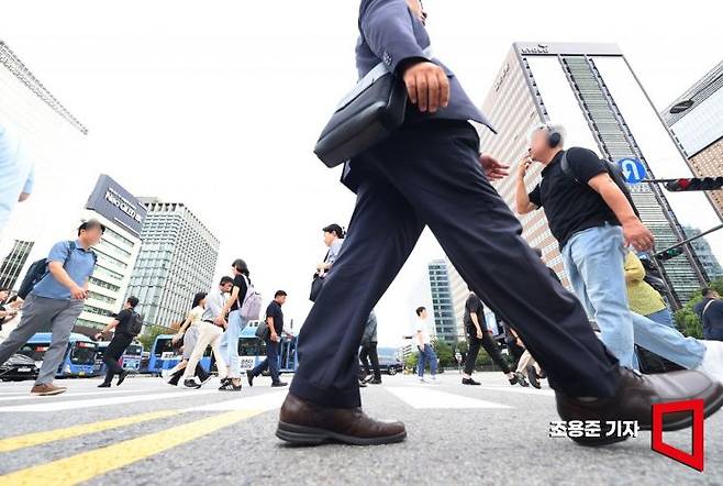 종로구 광화문 네거리에서 시민들이 출근길 발걸음을 재촉하고 있다. 조용준 기자