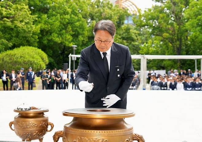 강기정 광주시장이 6일 오전 광주공원 현충탑에서 열린 '제70회 현충일 추념식'에 참석해 헌화와 분향을 하고 있다. 광주시 제공