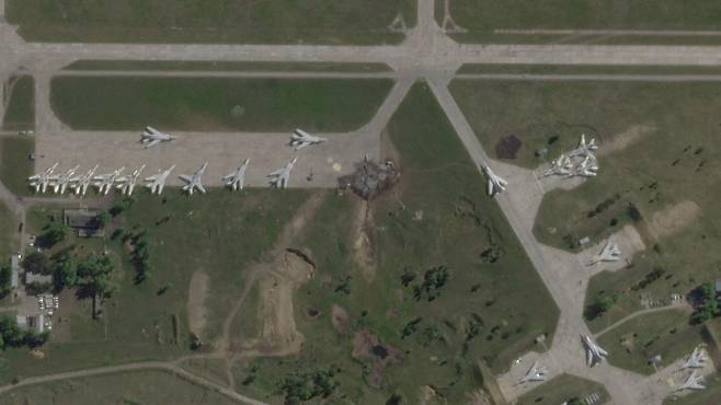 지난 4일 러시아 벨라야 공군 기지에서 일부 군용기가 파괴된 모습이 담긴 위성사진