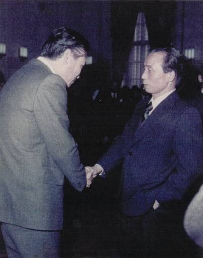 재무부 이재국 이재1과장 시절, 박정희 대통령과 악수하는 이용만 전 재무부 장관의 모습.