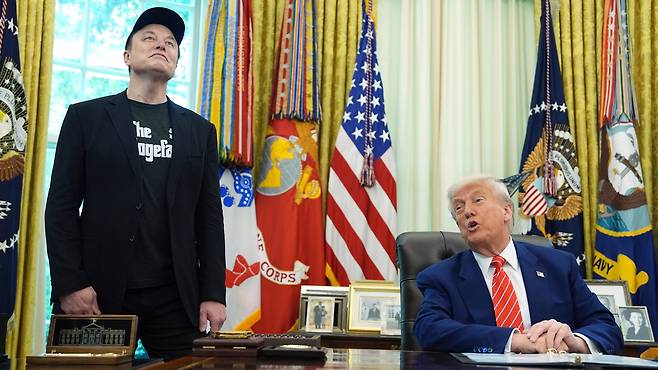 지난달 30일 미 워싱턴 백악관 오벌 오피스에서 열린 일론 머스크 정부효율부 수장의 고별 기자회견에서 도널드 트럼프 대통령이 발언하고 있다./AP 연합뉴스