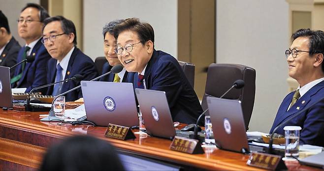 尹정부 장관들과 첫 국무회의 - 이재명 대통령이 5일 서울 용산 대통령실 청사에서 국무회의를 주재했다. 오전 시작된 국무회의가 오후까지 이어지면서 이 대통령 등은 김밥을 먹으며 회의를 했다고 한다. 사진 왼쪽에서 둘째부터 조태열 외교부 장관, 이주호 국무총리 직무대행 부총리 겸 교육부 장관, 이 대통령. /대통령실