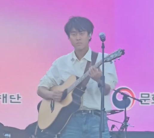 이무진이 ‘2025 천안 K-컬처박람회’ 개막식 리허설 도중 스태프 지시로 공연을 중단하고 있다. /스레드