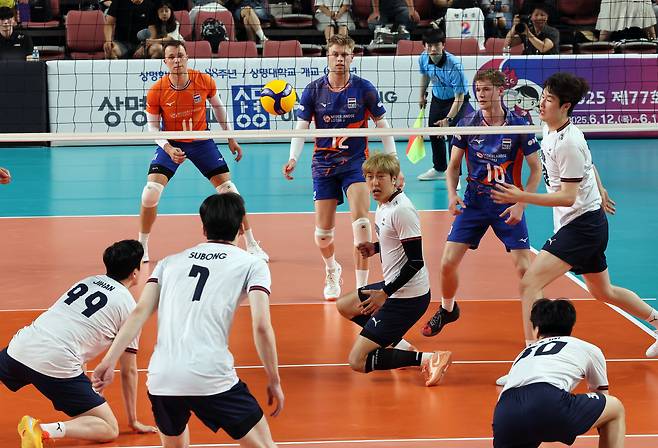 6일 충남 천안 유관순체육관에서 열린 2025 대한민국과 네덜란드 남자배구 국가대표 평가전에서 한국 선수들이 블로킹에 막힌 볼을 바라보고 있다. /뉴시스